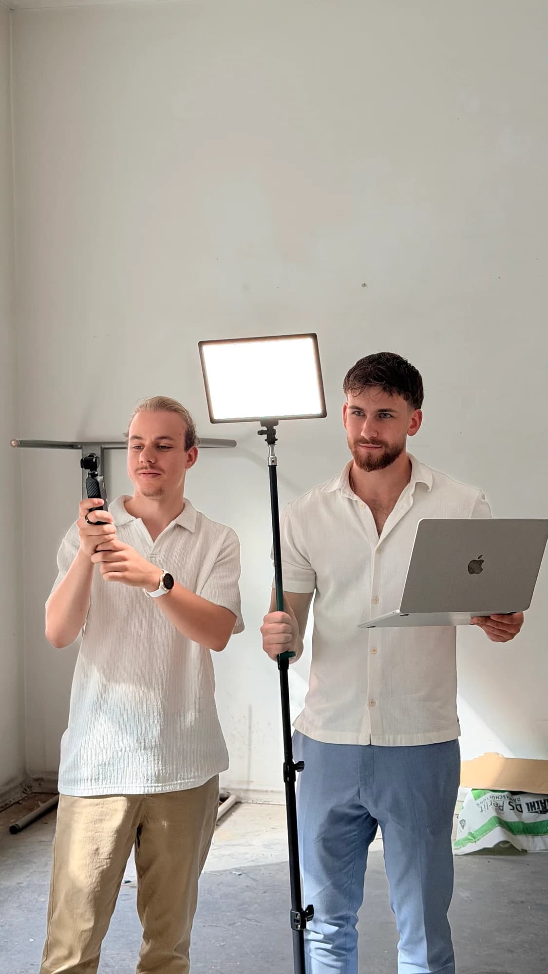 Alexander Bezak mit Kamera und Jan Dahl mit Laptop von 9-tec.media beim Drehtag